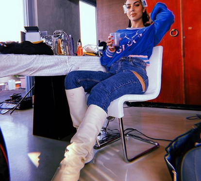 Luxo! Georgina relaxa em casa com as filhas com outfit Gucci e botas de cano alto de 1400 euros
