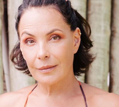 Carolina Ferraz posa toda nua aos 52 anos de idade