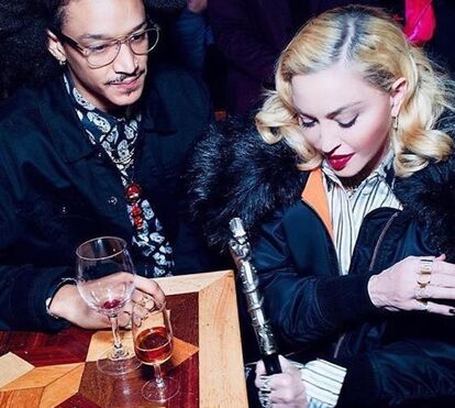 Madonna celebra aniversário do namorado 36 anos mais novo e filhas dão-lhe prendas