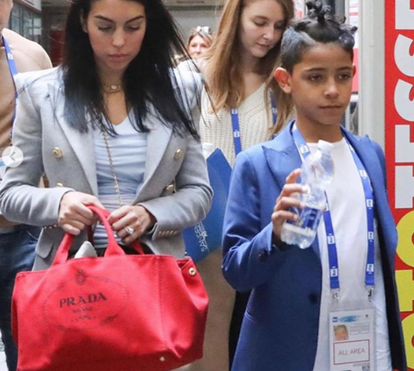 Novas fotos: Georgina Rodríguez exibe 'bumbum' de sonho ao lado de Cristianinho, que parece um clone de CR7