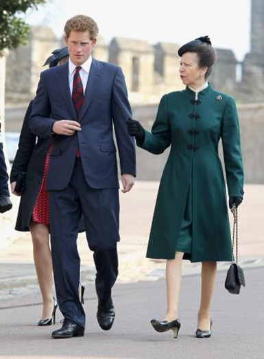 Os filhos de Isabel II culpa o secretário pessoal da rainha, Edward Young, pelas crises com o príncipe André e agora o príncipe Harry e Meghan Markle
