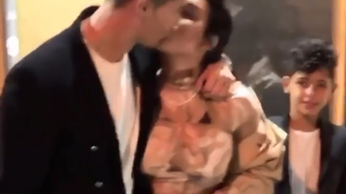 O beijo apaixonado de Cristiano Ronaldo a Georgina Rodríguez em dia de  aniversário