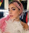 Lady Gaga de cabelo cor-de-rosa