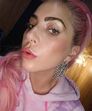 Lady Gaga de cabelo cor-de-rosa