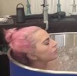 Lady Gaga de cabelo cor-de-rosa