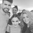 Ahlamalik Williams, namorado de Madonna, ao fundo, com Piqué e Shakira