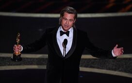 Ao lado de amiga especial, Brad Pitt ganha o seu 1.º Óscar em lágrimas