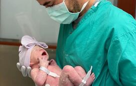 Kournikova e Enrique Iglesias mostram orgulhosos a sua filha recém-nascida: "És o nosso raio de  Sol"