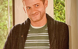 Pedro Granger celebra dia dos namorados com beijo gay