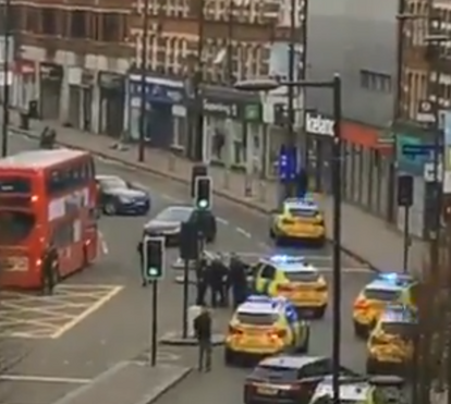 Três pessoas esfaqueadas nos subúrbios de Londres. Polícia fala em terrorismo