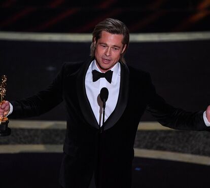 Ao lado de amiga especial, Brad Pitt ganha o seu 1.º Óscar em lágrimas