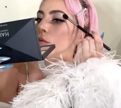 Depois de se anunciar abandonado e na miséria, ex-passeador de cães de Lady Gaga defende cantora