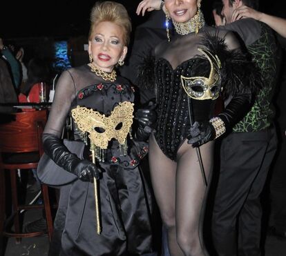 José Castelo Branco mostra quase 'tudo' com fantasia de Carnaval