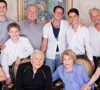 Nenhum doce! Kirk Douglas exclui toda família de testamento de 56 milhões de euros