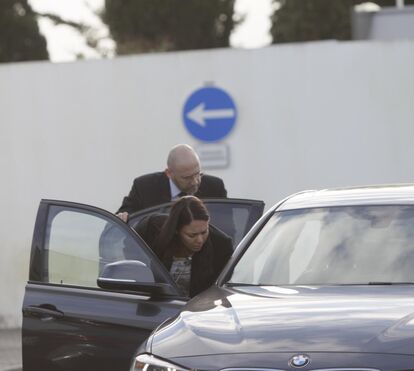 Que dor! Passos Coelho ampara as filhas de Laura Ferreira no último e doloroso adeus