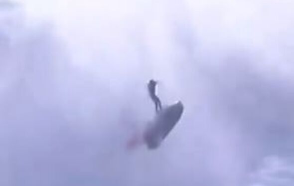 Imagens impressionantes mostram força das ondas a sacudir jet ski onde estava Alex Botelho na Nazaré 