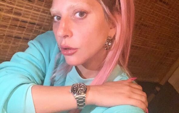 Lady Gaga sem maquilhagem de sobrancelhas descoloradas e com cabelo cor-de-rosa