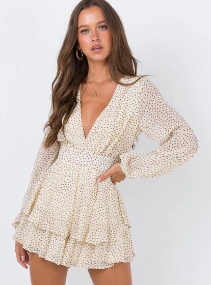'Looks' com vestidos envelope 