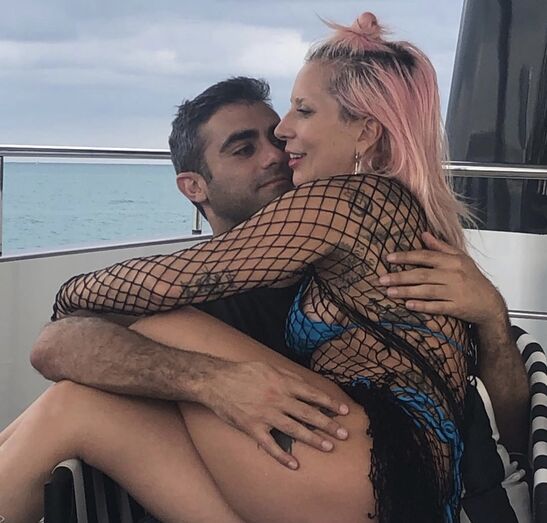 Lady Gaga de cabelo cor-de-rosa