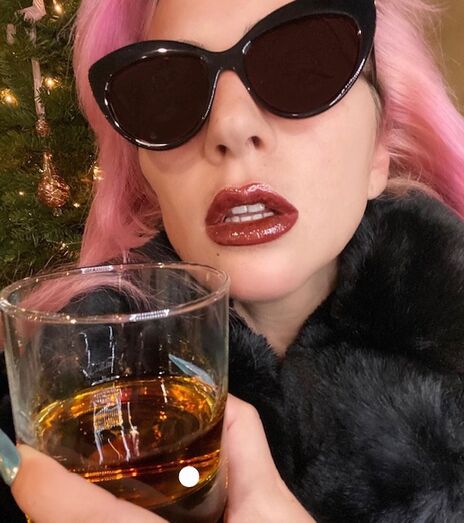 Lady Gaga de cabelo cor-de-rosa