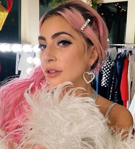 Lady Gaga de cabelo cor-de-rosa