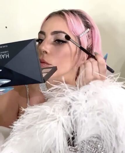 Lady Gaga de cabelo cor-de-rosa