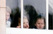 George, Charlotte e Louis à janela do palácio