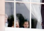 George, Charlotte e Louis à janela do palácio