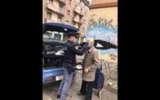 Polícia a ajudar um idoso em plena pandemia