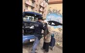 Polícia a ajudar um idoso em plena pandemia