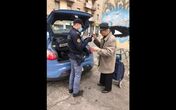 Polícia a ajudar um idoso em plena pandemia