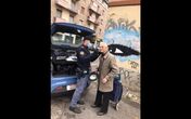 Polícia a ajudar um idoso em plena pandemia