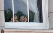 George, Charlotte e Louis à janela do palácio