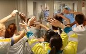 Médicos e enfermeiros cantam You'll Never Walk Alone