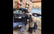 Polícia a ajudar um idoso em plena pandemia
