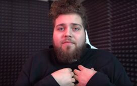 O que é isto? Famoso YouTuber pede desculpas por acabar namoro em vídeo polémico. "Estava a tentar animá-la" 