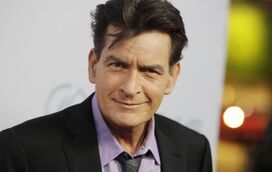 Depois de carreira ser travada pelos vícios, Charlie Sheen está sóbrio há seis anos e mudou completamente a vida