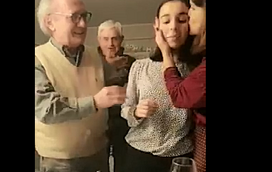 Mariana Cruz sopra as velas junto dos pais