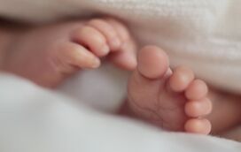 Carta comovente emociona portugueses: Mãe desesperada deixa bebé de 20 dias à porta de centro social