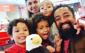 As fotos mais adoráveis de Sabri Lucas com os filhos