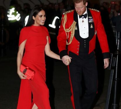 Que despedida, Meghan Markle! Duquesa de Sussex revela curvas em vestido sensual vermelho de 1500 euros