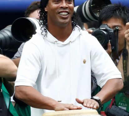 Prisão onde está Ronaldinho tem festas loucas com mulheres, bebidas alcoólicas e telemóveis