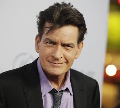 Acusações de violação sexual voltam a assombrar Charlie Sheen. Agora é ator Corey Feldman que quebra silêncio