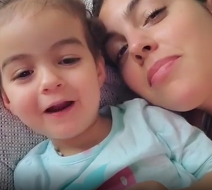 Pausa no coronavírus. Veja a filha de Cristiano Ronaldo no momento mais amoroso com a mãe