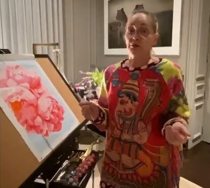 Em isolamento, Sharon Stone mostra dotes de pintora e revela quadro acabado de pintar