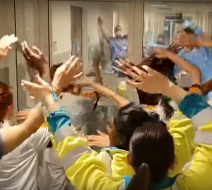 Médicos e enfermeiros emocionam ao cantar 'You'll Never Walk Alone'