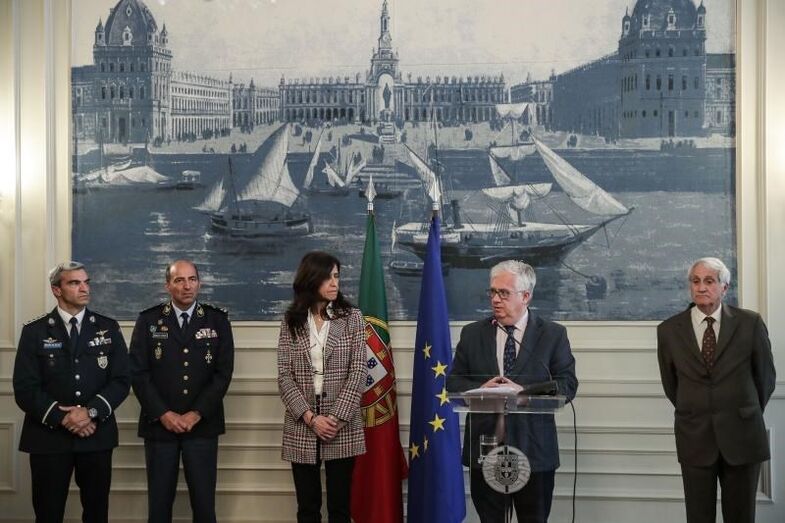 Governo proíbe consumo de álcool na rua e suspende aulas e exames de condução devido à pandemia de coronavírus