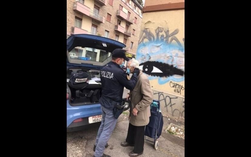 Polícia a ajudar um idoso em plena pandemia