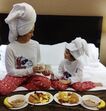 Mães, filhos, pijamas iguais 