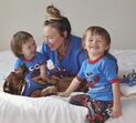 Mães, filhos, pijamas iguais 